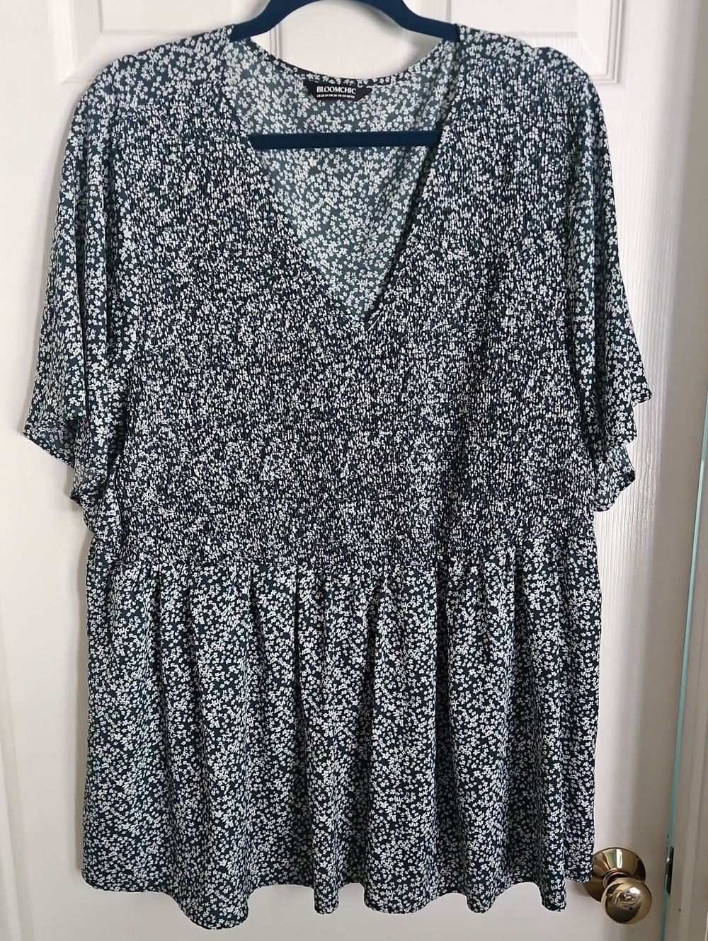 BloomChic Navy and White Floral V-Neck Smocked Peplum Tunic 26-28 Plus Like New!